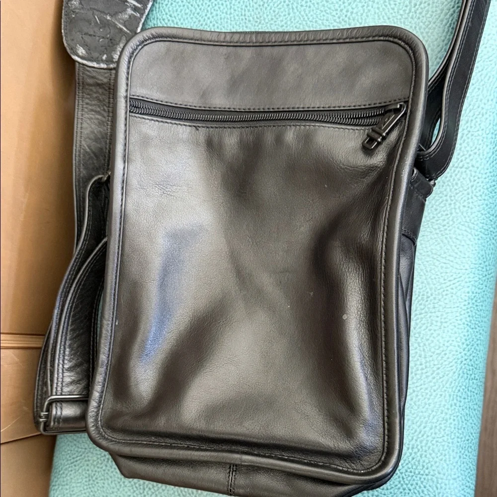 Tumi Black Leather Men's Bag - Picture 6 of 13